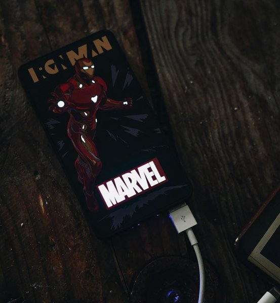 detail Powerbanka Iron Man s LED logem 6000 mAh